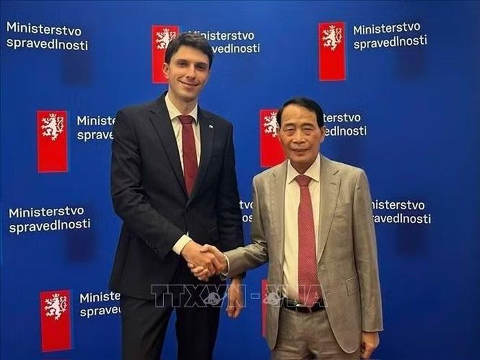 Thượng tướng Lê Quốc Hùng và Thứ trưởng Bộ Tư pháp Séc Adam Šimice tại buổi làm việc ngày 12/10. Ảnh: TTXVN phát