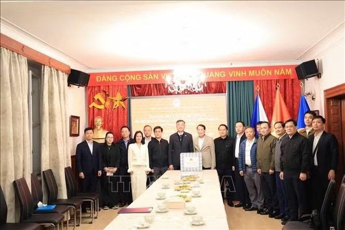 Đoàn đại biểu cấp cao Bộ Công an Việt Nam do Thượng tướng Lê Quốc Hùng, Thứ trưởng Bộ Công an, dẫn đầu đã có buổi làm việc với Đại sứ quán Việt Nam tại CH Séc. Ảnh: Việt Thắng/Pv TTXVN tại CH Séc