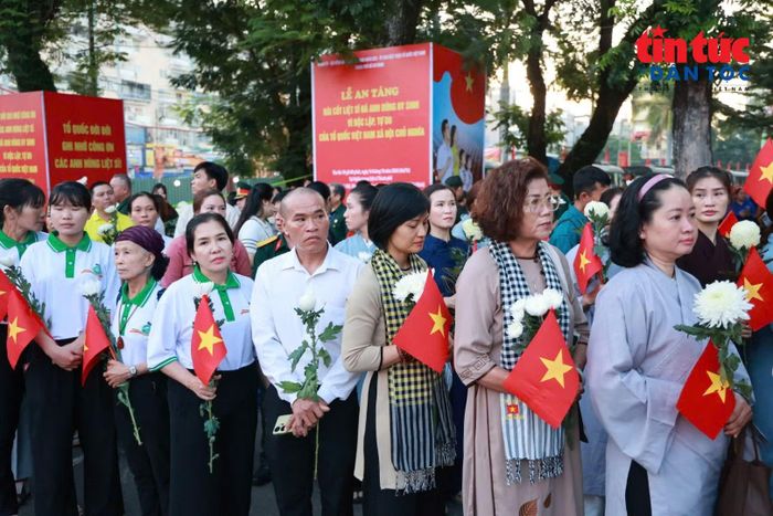 Những nhành hoa trắng mang theo ký ức và nỗi mong chờ của người ở lại. Họ đến để tiễn các liệt sĩ một đoạn đường, bằng tình đồng đội và lòng biết ơn.