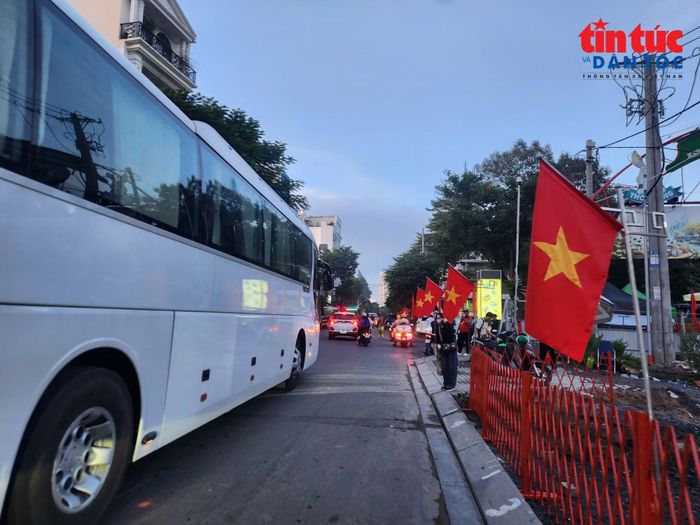 Dọc hai bên đường xung quanh Công viên Lê Thị Riêng đã treo cờ chờ tiễn các liệt sĩ về nơi an nghỉ cuối cùng.