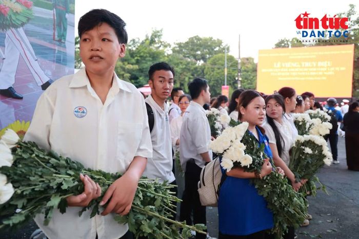 Những nhành hoa trắng gửi gắm lòng biết ơn của người dân đối với những người đã hy sinh vì Tổ quốc.