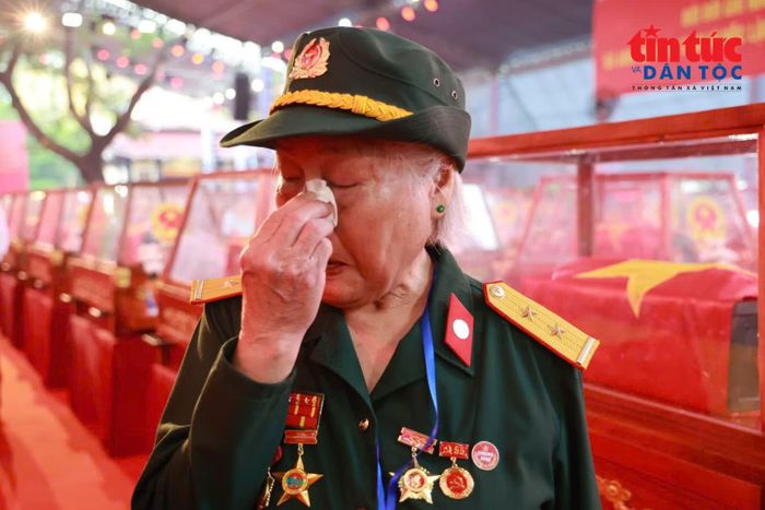 Bà Nguyễn Thị Thanh Hiếu, 82 tuổi, chờ tiễn đồng đội về nơi an nghỉ trang nghiêm.