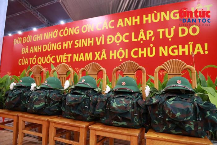 Những nhành hoa trắng kết nối tình cảm của các thế hệ trong buổi tiễn đưa liệt sĩ về nơi an nghỉ.