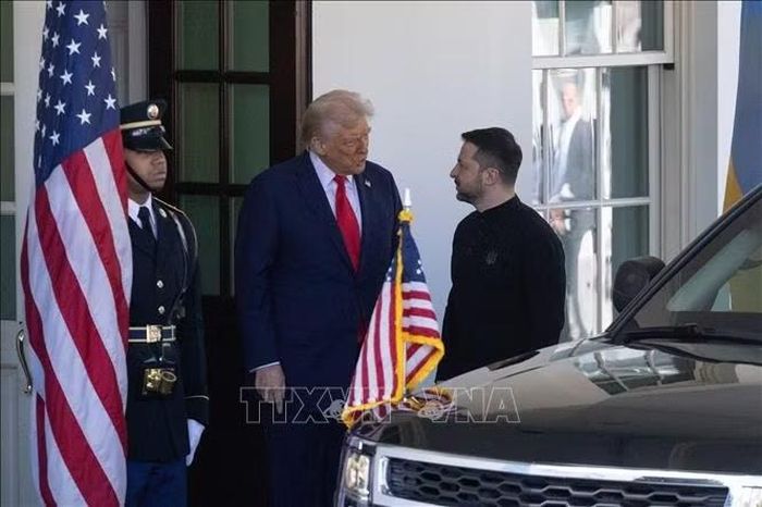 Tổng thống Mỹ Donald Trump (giữa) đón Tổng thống Ukraine Volodymyr Zelensky tại Nhà Trắng ở Washington, D.C., ngày 28/2/2025. Ảnh: THX/TTXVN phát