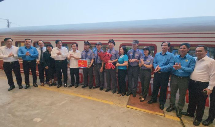 Lãnh đạo Bộ Y tế và Tập đoàn Đường sắt Quốc gia Việt Nam chúc mừng cán bộ, nhân viên.