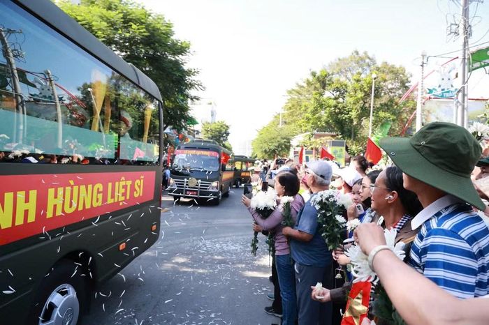 Đông đảo người dân TP Hồ Chí Minh ra đường đón tiễn các liệt sĩ.