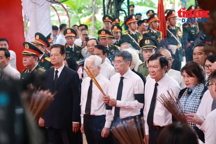 Thủ tướng Lê Minh Hưng dâng hoa, dâng hương tại Công viên Lê Thị Riêng