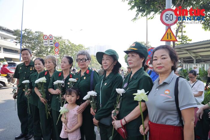 Người dân đứng hai bên đường tại phường An Khánh chờ tiễn biệt các liệt sĩ về nơi an nghỉ cuối cùng.