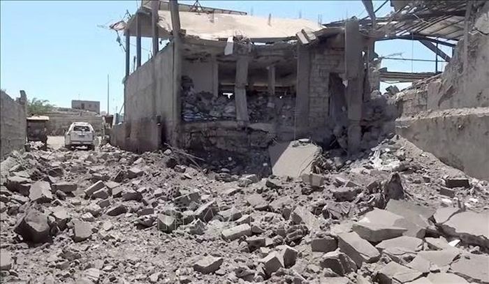 Thiệt hại sau một cuộc không kích tại tỉnh Taiz, Yemen. Ảnh: THX/TTXVN phát
