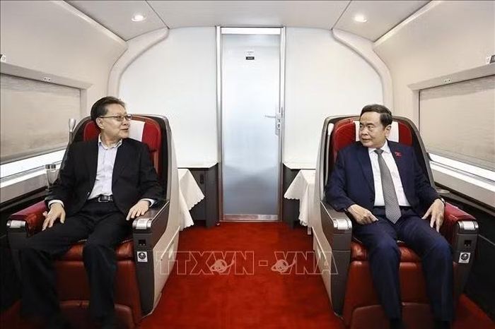 Chủ tịch Quốc hội Trần Thanh Mẫn trải nghiệm tàu cao tốc từ thành phố Tây An đến thành phố Diên An, tỉnh Thiểm Tây. Ảnh: Doãn Tấn/TTXVN
