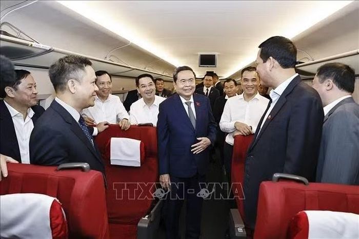 Chủ tịch Quốc hội Trần Thanh Mẫn và Đoàn đại biểu cấp cao Việt Nam trên chuyến tàu cao tốc từ ga Tây An Bắc (thành phố Tây An) đến ga Diên An (thành phố Diên An), tỉnh Thiểm Tây. Ảnh: Doãn Tấn/ TTXVN