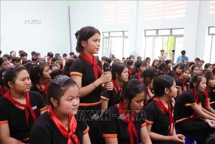 Học sinh đồng bào Hre lĩnh hội, chia sẻ kiến thức, kỹ năng ứng phó với lừa đảo trên không gian mạng.