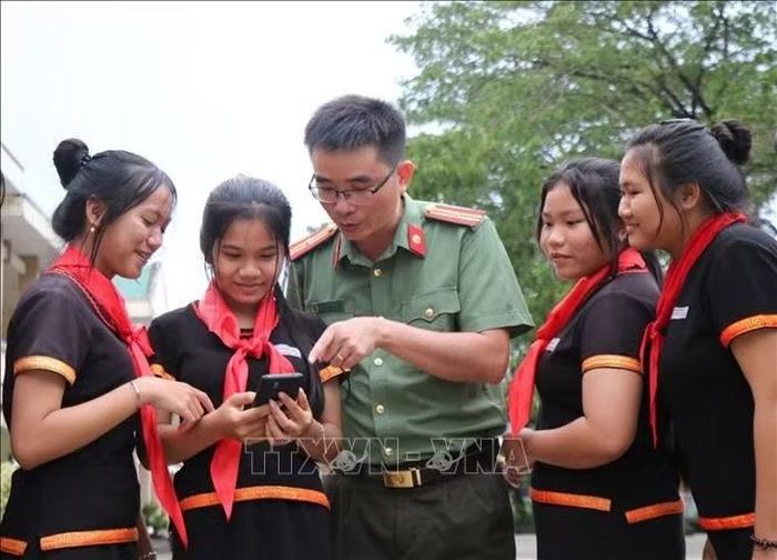 Thiếu tá Nguyễn Tiến Quân, cán bộ Phòng An ninh mạng và phòng, chống tội phạm sử dụng công nghệ cao, Công an tỉnh Quảng Ngãi hướng dẫn học sinh sử dụng mạng an toàn.