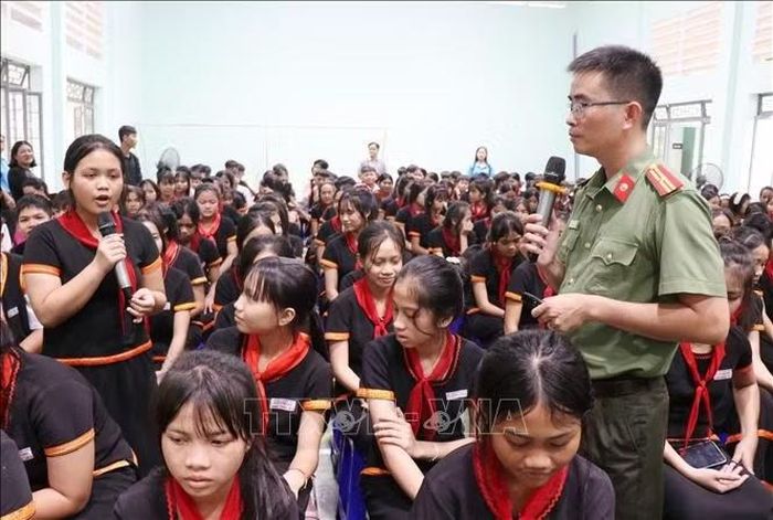 Học sinh đồng bào Hre chia sẻ kiến thức, kỹ năng ứng phó với lừa đảo trên không gian mạng.