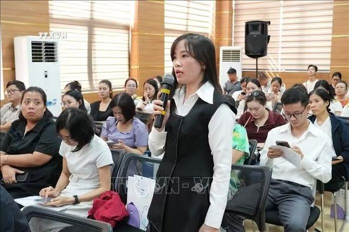 Đại diện các doanh nghiệp, hộ kinh doanh đặt câu hỏi, kiến nghị về những vướng mắc khó khăn của đơn vị.