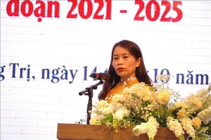 Bà Trần Thị Thúy Nga, Phó Chủ tịch Thường trực Hội Liên hiệp Phụ nữ tỉnh Quảng Trị, báo cáo đề dẫn tại Hội nghị.