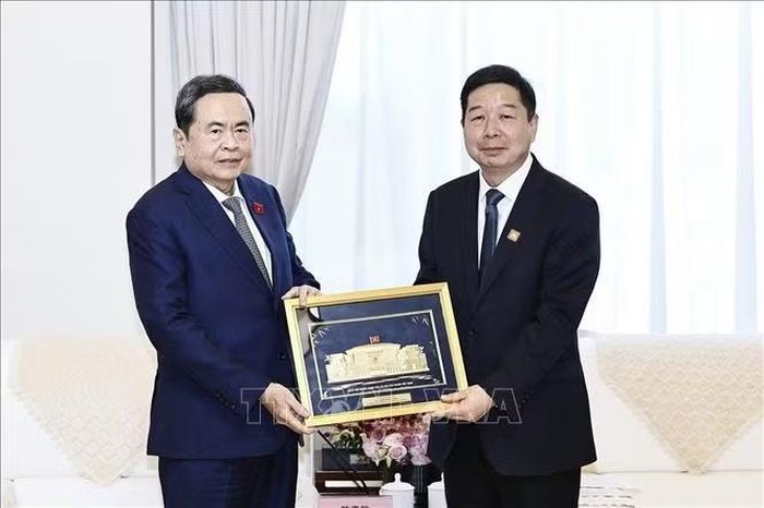 Chủ tịch Quốc hội Trần Thanh Mẫn tặng quà lưu niệm Bí thư Thành uỷ Diên An Vương Hải Bằng. Ảnh: Doãn Tấn/TTXVN