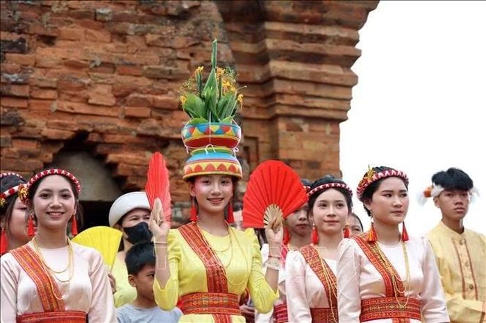 Các thiếu nữ Chăm hòa mình trong không khí vui tươi của Lễ hội Katê tại Khánh Hòa.