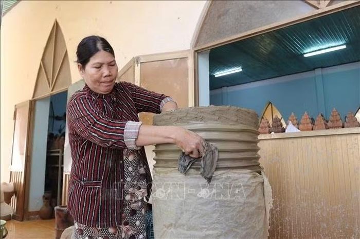Sản xuất sản phẩm gốm thủ công truyền thống tại Hợp tác xã gốm Chăm Bàu Trúc (xã Ninh Phước, Khánh Hòa). Ảnh: Nguyễn Thành/TTXVN