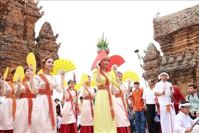 Các thiếu nữ Chăm tái hiện các điệu múa truyền thống tại Lễ hội Katê tại Khánh Hòa. Ảnh: Đặng Tuấn/TTXVN