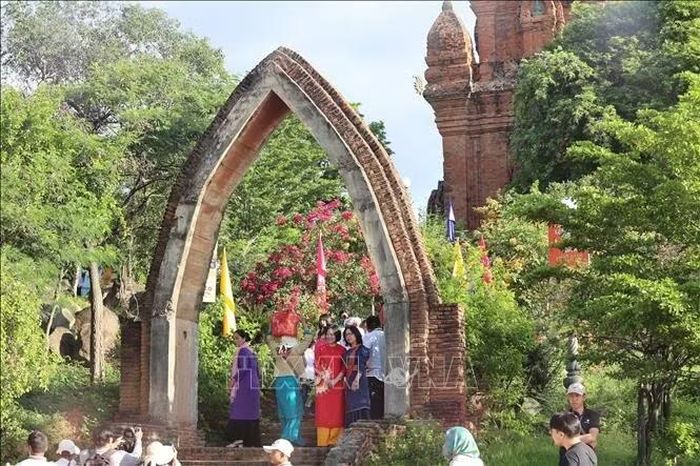Lễ hội Katê thu hút đông đảo người dân, du khách đến tìm hiểu và trải nghiệm những nét văn hóa truyền thống đặc sắc của đồng bào Chăm. Ảnh: Đặng Tuấn/TTXVN