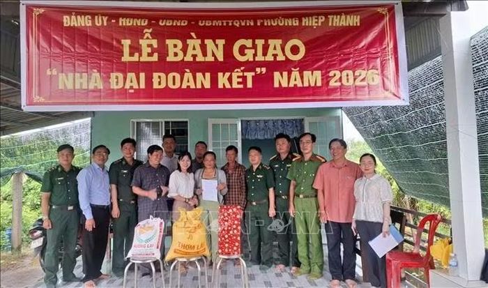 Để nâng cao hiệu quả trong công tác giảm nghèo bền vững, tỉnh Cà Mau mở đợt cao điểm huy động các nguồn lực xã hội hóa kết hợp ngân sách nhà nước để giải quyết dứt điểm tình trạng nhà tạm, nhà dột nát cho người nghèo. Ảnh: TTXVN phát