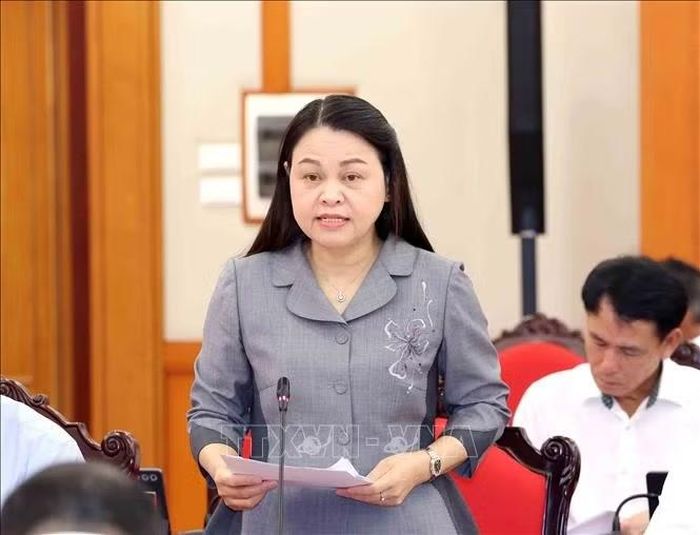 Đồng chí Nguyễn Thị Thu Hà, Uỷ viên Trung ương Đảng, Phó Chánh Văn phòng Thường trực Văn phòng Trung ương Đảng trình bày báo cáo tại hội nghị. Ảnh: Phương Hoa/TTXVN