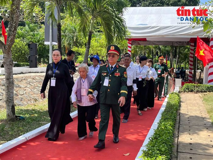 Vợ liệt sĩ Huỳnh Văn Quên đến nơi an táng các liệt sĩ tại Nghĩa trang liệt sĩ TP Hồ Chí Minh.