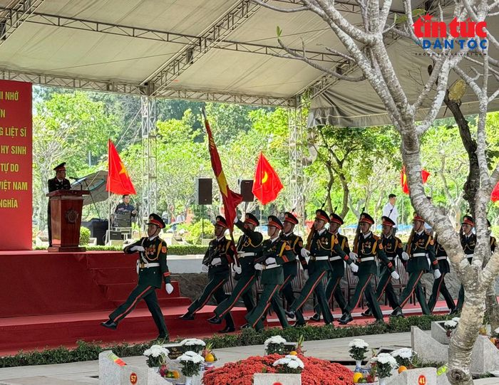 Tổ Quân kỳ, đội danh dự thực hiện nhiệm vụ tại nghĩa trang TP Hồ Chí Minh.
