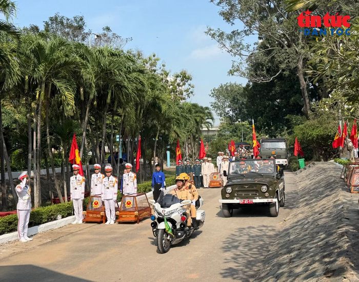 Khoảng 9 giờ 30 phút, các đại biểu cùng tổ công tác đưa hài cốt đến khu vực nghĩa trang Liệt sĩ TP Hồ Chí Minh.