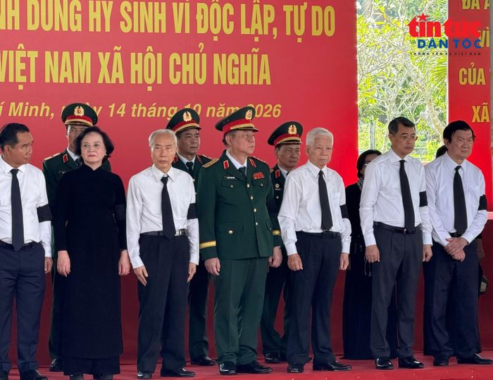 Thủ tướng Lê Minh Hưng cùng các lãnh đạo dự Lễ an táng hài cốt liệt sĩ tại Nghĩa trang Liệt sĩ TP Hồ Chí Minh.