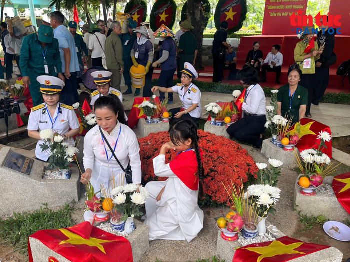 Sau các nghi thức an táng hoàn thành, người dân bắt đầu vào dâng hương và hoa để tỏ lòng tri ân các liệt sĩ.