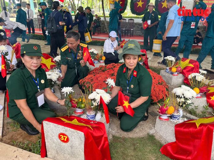 Các đại biểu đặt hoa tại phần mộ, bày tỏ lòng biết ơn đối với các liệt sĩ.