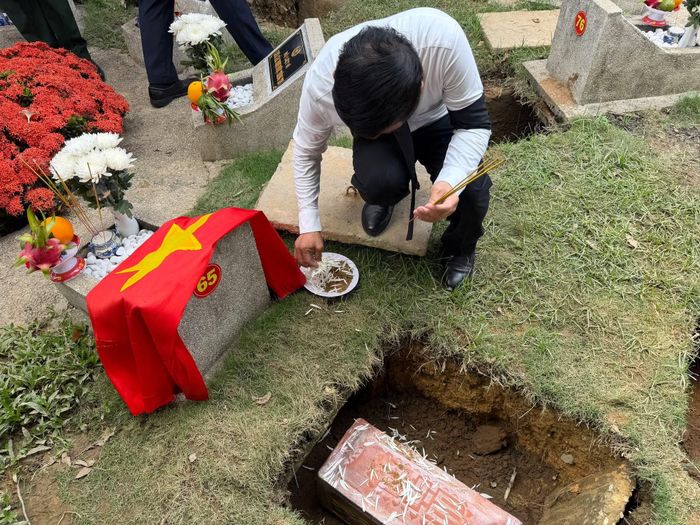 Các đại biểu tham dự thực hiện nghi thức trải hoa trắng và cát tiễn đưa các liệt sĩ về nơi an nghỉ cuối cùng.