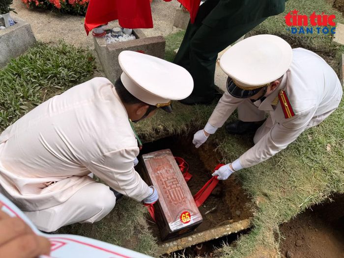 Các lực lượng thực hiện nghi thức hạ huyệt, an táng hài cốt liệt sĩ