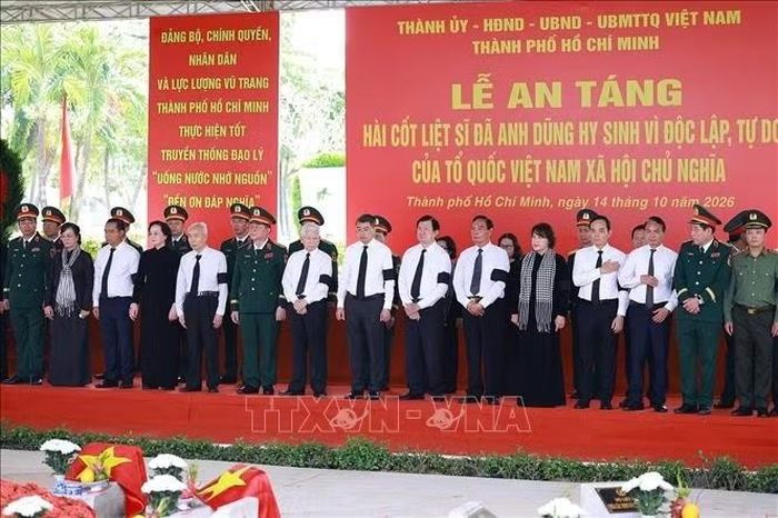 Thủ tướng Lê Minh Hưng cùng các lãnh đạo, nguyên lãnh đạo Đảng, Nhà nước dự lễ an táng hài cốt liệt sĩ được tìm kiếm, quy tập tại Công viên văn hóa Lê Thị Riêng về Nghĩa trang liệt sĩ Thành phố Hồ Chí Minh. Ảnh: Dương Giang/TTXVN