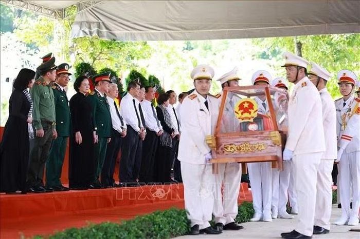 Thủ tướng Lê Minh Hưng cùng các lãnh đạo, nguyên lãnh đạo Đảng, Nhà nước dự lễ an táng hài cốt liệt sĩ tại Nghĩa trang liệt sĩ Thành phố Hồ Chí Minh. Ảnh: Dương Giang/TTXVN