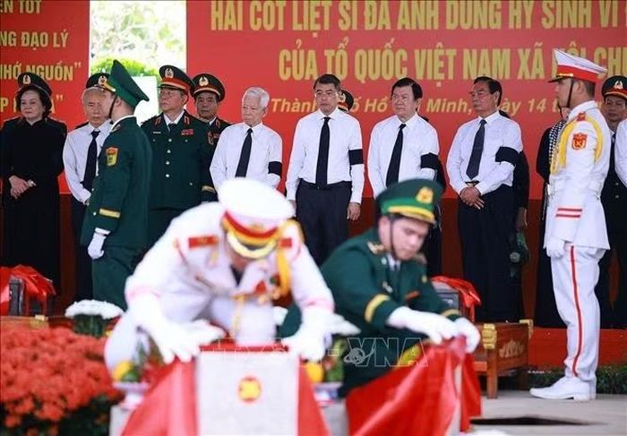 Thủ tướng Lê Minh Hưng cùng các lãnh đạo, nguyên lãnh đạo Đảng, Nhà nước dự lễ an táng hài cốt liệt sĩ được tìm kiếm, quy tập tại Công viên văn hóa Lê Thị Riêng về Nghĩa trang liệt sĩ Thành phố Hồ Chí Minh. Ảnh: Dương Giang/TTXVN