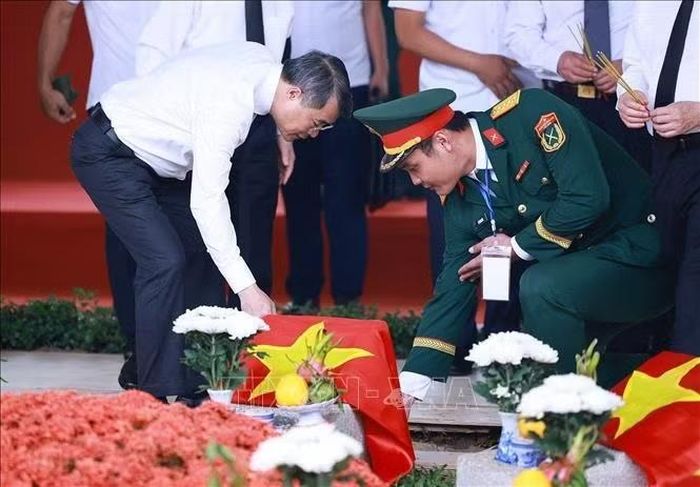 Thủ tướng Lê Minh Hưng thắp hương phần mộ liệt sĩ được an táng tại Nghĩa trang liệt sĩ Thành phố Hồ Chí Minh. Ảnh: Dương Giang/TTXVN