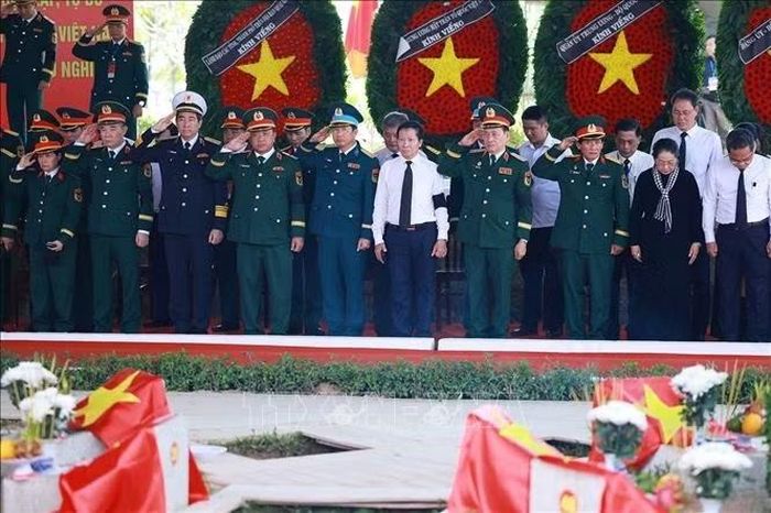 Đại biểu dự lễ an táng hài cốt liệt sĩ tại Nghĩa trang liệt sĩ Thành phố Hồ Chí Minh ở phường Long Bình. Ảnh: Dương Giang/TTXVN