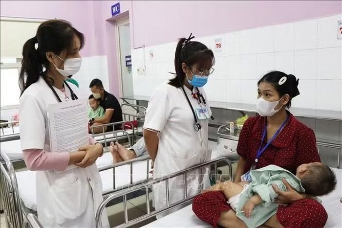 Khám, điều trị cho bệnh nhi mắc bệnh giao mùa tại Trung tâm Nhi khoa, Bệnh viện Trung ương Huế.