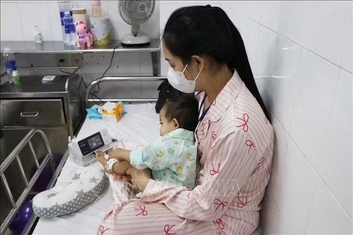 Gia tăng bệnh nhi mắc bệnh giao mùa điều trị tại Trung tâm Nhi khoa, Bệnh viện Trung ương Huế.