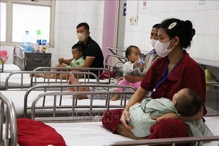 Gia tăng bệnh nhi mắc bệnh giao mùa điều trị tại Trung tâm Nhi khoa, Bệnh viện Trung ương Huế.