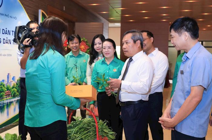 Chủ tịch UBND TP Hà Nội Vũ Đại Thắng chia sẻ với nông dân tiêu biểu của Thủ đô bên hành lang buổi đối thoại.