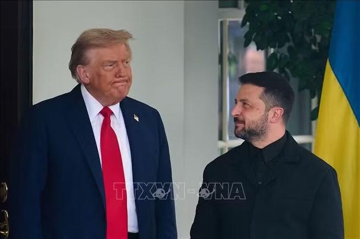 Tổng thống Mỹ Donald Trump (trái) đón Tổng thống Ukraine Volodymyr Zelensky tại Washington D.C., ngày 18/8/2025. Ảnh: THX/TTXVN