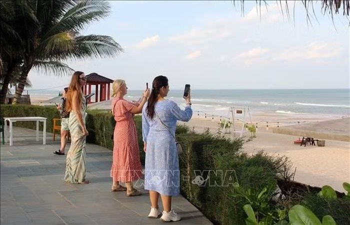 Du khách quốc tế chụp lại cảnh đẹp của vùng biển Lâm Đồng.