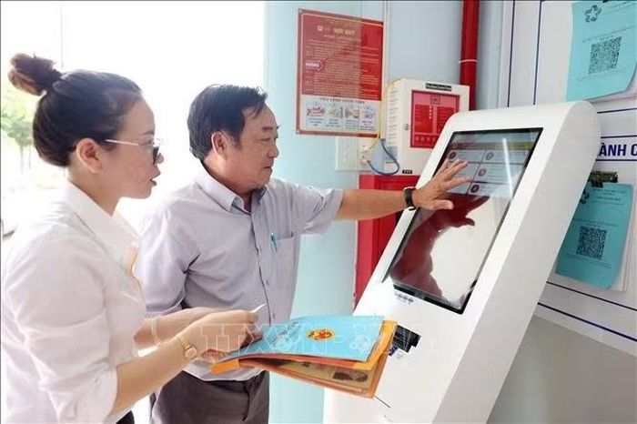 Trung tâm phục vụ hành chính công xã Hòa Phú, tỉnh Đắk Lắk ứng dụng công nghệ số, phần mềm bốc số để tạo thuận lợi cho nhân dân. Ảnh: Hoài Thu/TTXVN