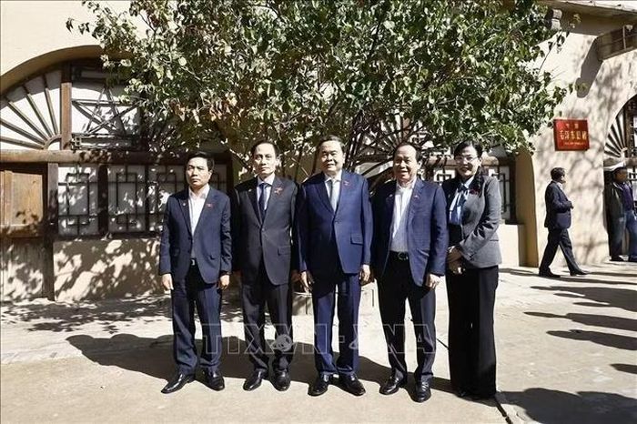 Chủ tịch Quốc hội Trần Thanh Mẫn và Đoàn đại biểu cấp cao Việt Nam thăm nơi ở của Chủ tịch Hồ Chí Minh trong thời gian hoạt động cách mạng ở Trung Quốc, tại Khu di tích Tảo Viên. Ảnh: Doãn Tấn/TTXVN