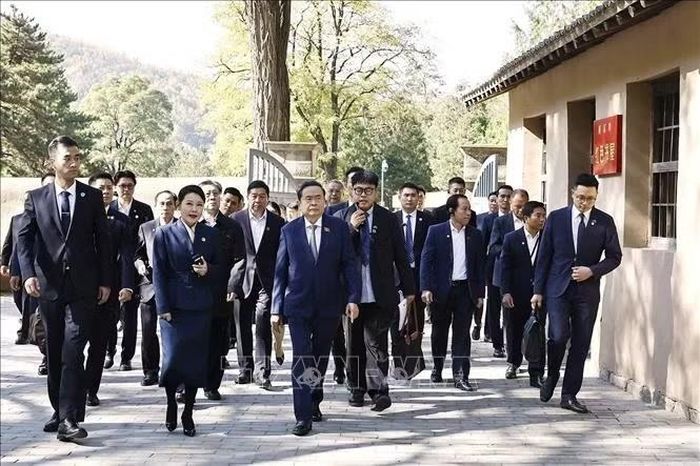 Chủ tịch Quốc hội Trần Thanh Mẫn và Đoàn đại biểu cấp cao Việt Nam tham quan Phòng họp Ban Bí thư tại Khu di tích Tảo Viên. Ảnh: Doãn Tấn/TTXVN