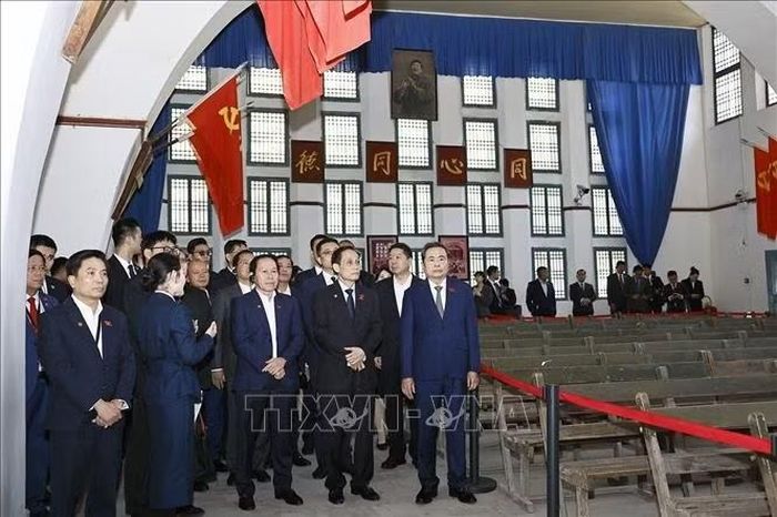Chủ tịch Quốc hội Trần Thanh Mẫn và Đoàn đại biểu cấp cao Việt Nam tham quan Phòng họp Đại hội 7, Lầu Phi Cơ, nơi ở của Chủ tịch Mao Trạch Đông tại Khu di tích Dương Gia Lĩnh. Ảnh: Doãn Tấn/TTXVN